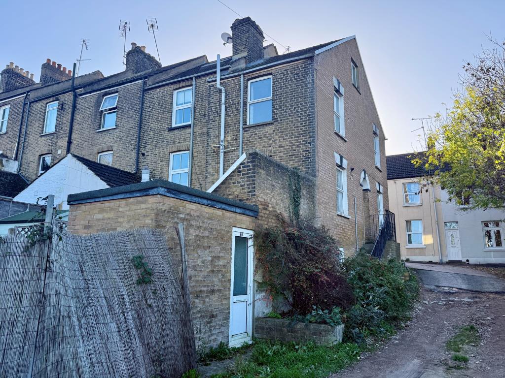 Lot: 141 - VACANT PAIR OF FLATS FOR REFURBISHMENT - Freehold pair of flats